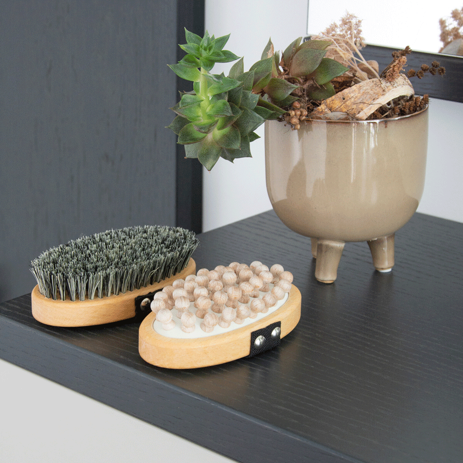 Neben Bürsten für kurzes Fell bieten wir auch Massagebürsten für Hunde an.